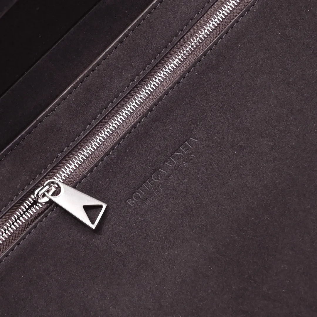 Batch 1880 Bottega Veneta large-lattice men's briefcase. The briefcase is a "value-for-money equipment" that all boys must have as soon as they step out of school. Whether you need to go to the office or go out to discuss business, nothing can better reflect your good taste and financial strength than a simple and elegant briefcase. It can be carried on one shoulder or cross-body to meet your different needs. The capacity is also super 🉑️ Style number: 6801 Size: 36*24*7.5cm